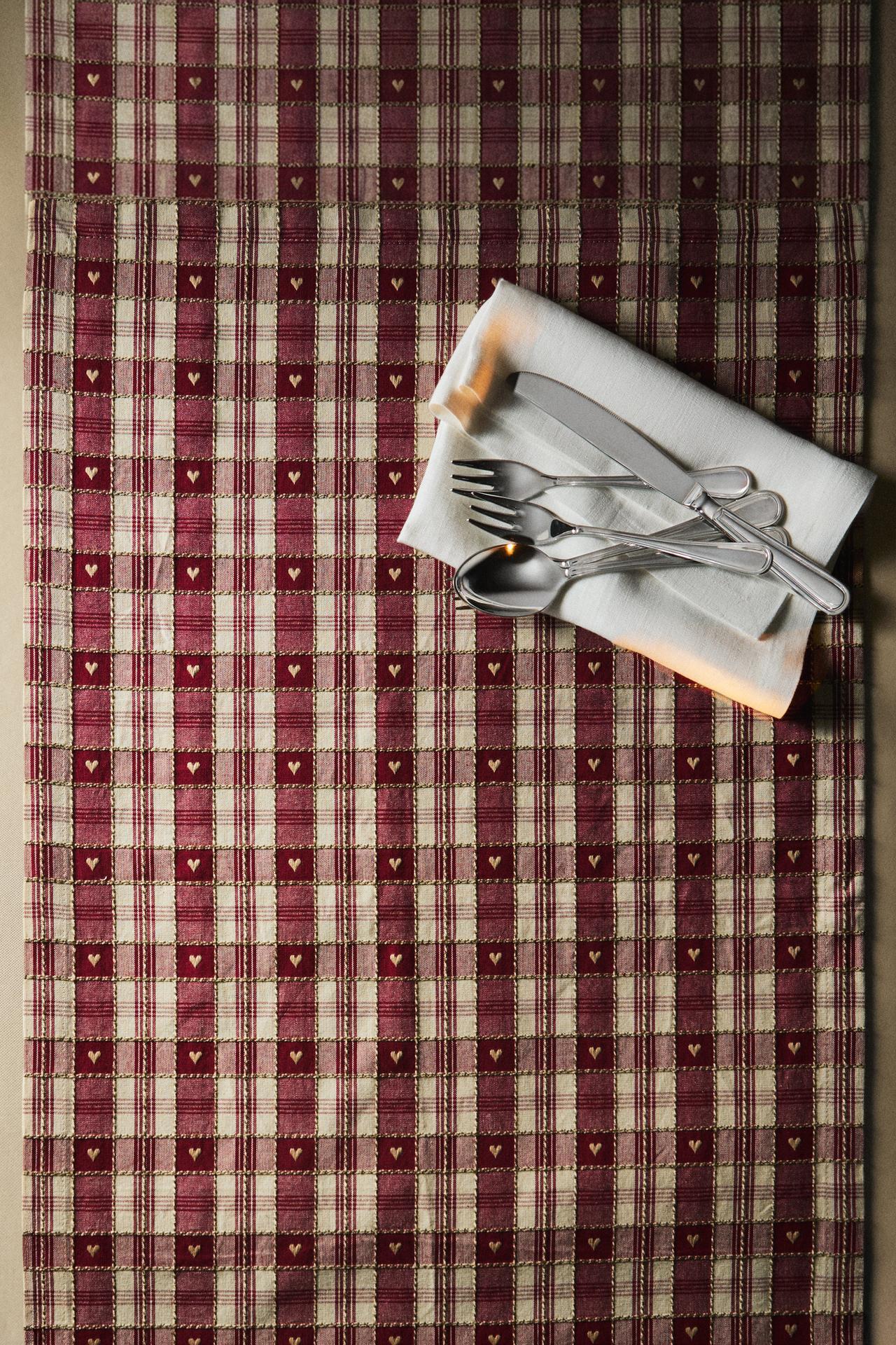CHRISTMAS HEART CHECK COTTON TABLE RUNNER — Red