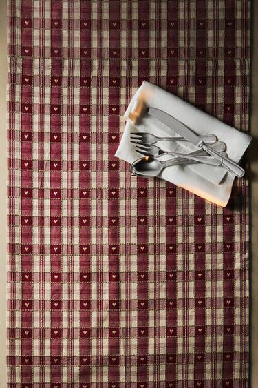CHRISTMAS HEART CHECK COTTON TABLE RUNNER — Red 1