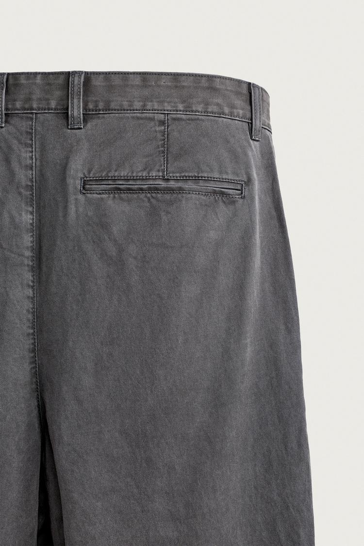 PANTALÓN CHINO CON PLIEGUES RELAXED FIT 8