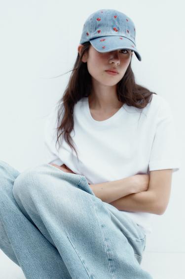 قبعة DENIM بحافة أمامية وتطريزات قلوب - بحري الخاص بـ Zara