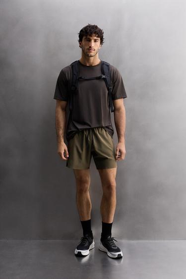 SHORTS بيزيك للتمرين - كاكي الخاص بـ Zara