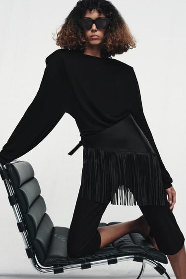 PLAYERA FLUIDA HOMBRERAS - Negro de Zara - Imagen 0