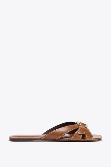 KRYDSSANDALER MED METALDETAJLER - Brun fra Zara
