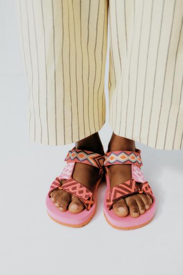 EMBROIDERED SANDALS - Fuchsia by Zara