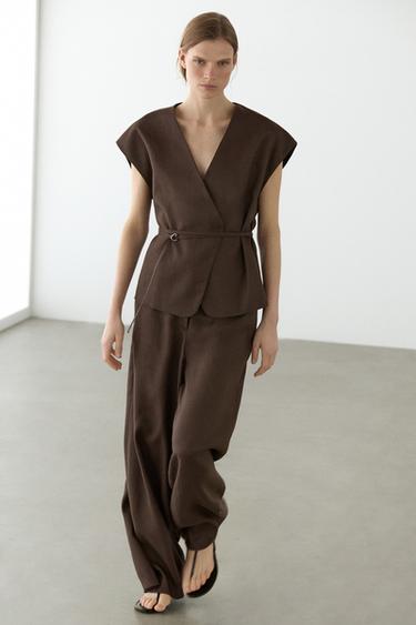 Chaleco escote cruzado mezcla lino - Marrón de Zara