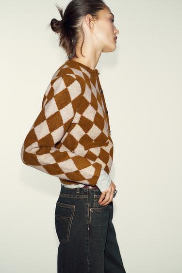 GILET EN MAILLE JACQUARD À LOSANGES - Marron / Écru de Zara - Image 4