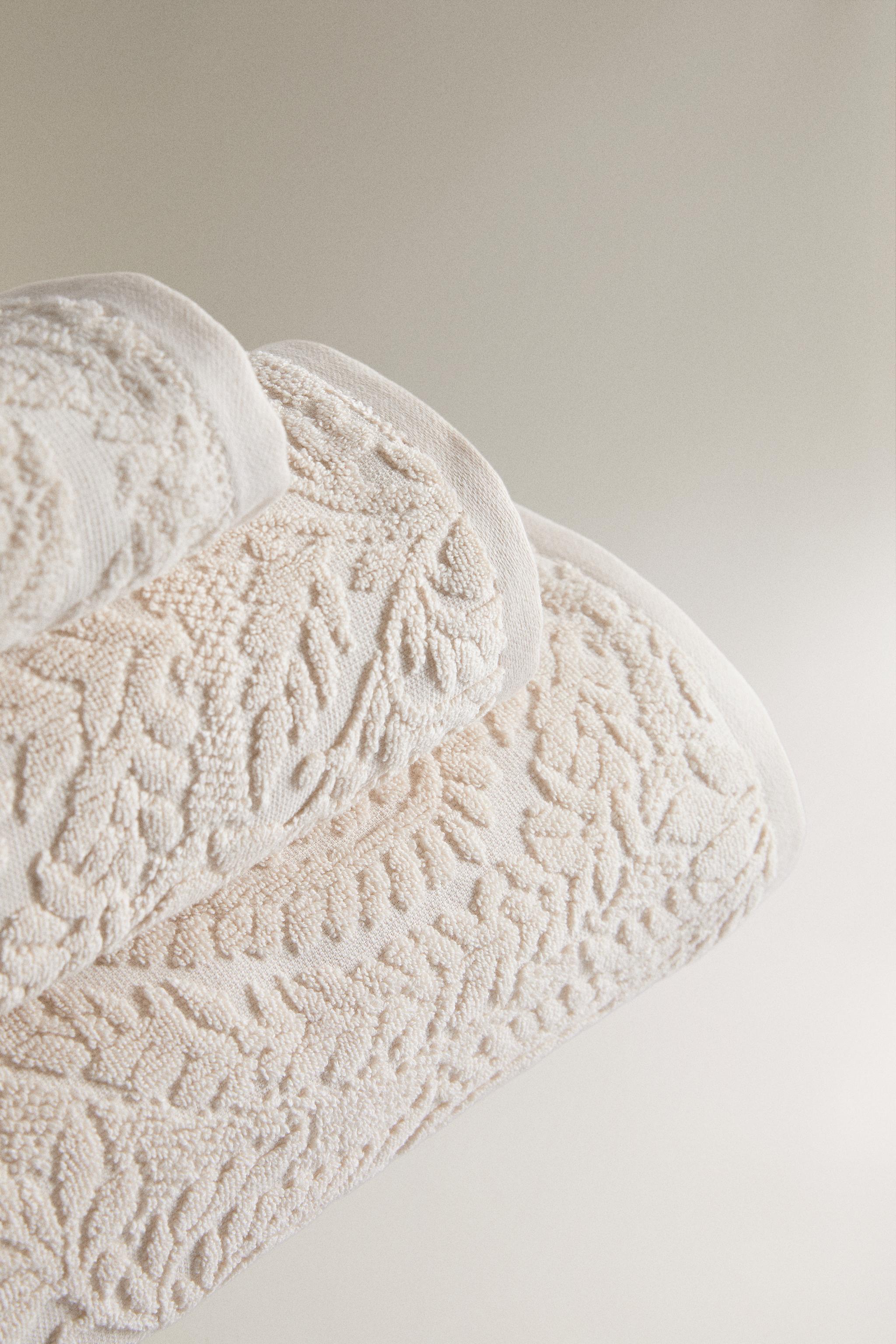 PAISLEY JACQUARD BATH TOWEL — Sand
