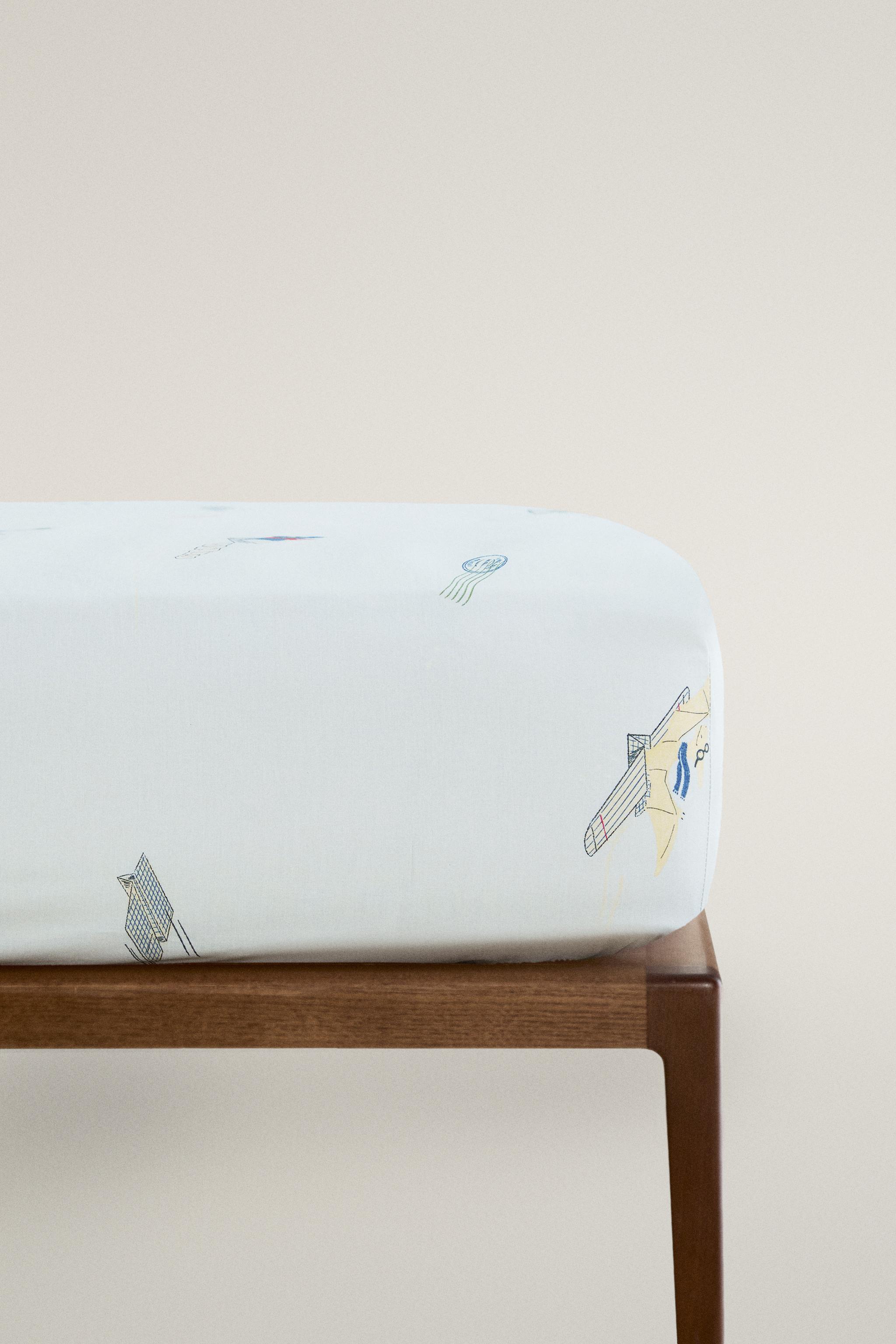 KIDS’ DINOSAUR FITTED SHEET — Light blue