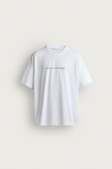 Zaras T-SHIRT MED RELAXED FIT OCH MÖNSTRAD LAPP - Vit
