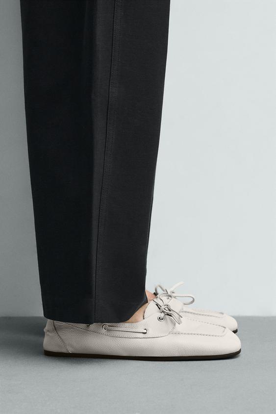 حذاء ملاحي جلدي - أبيض صدفي الخاص بـ Zara - صورة 0