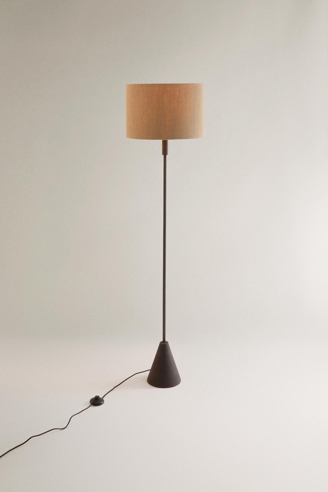 METAL FLOOR LAMP — Black