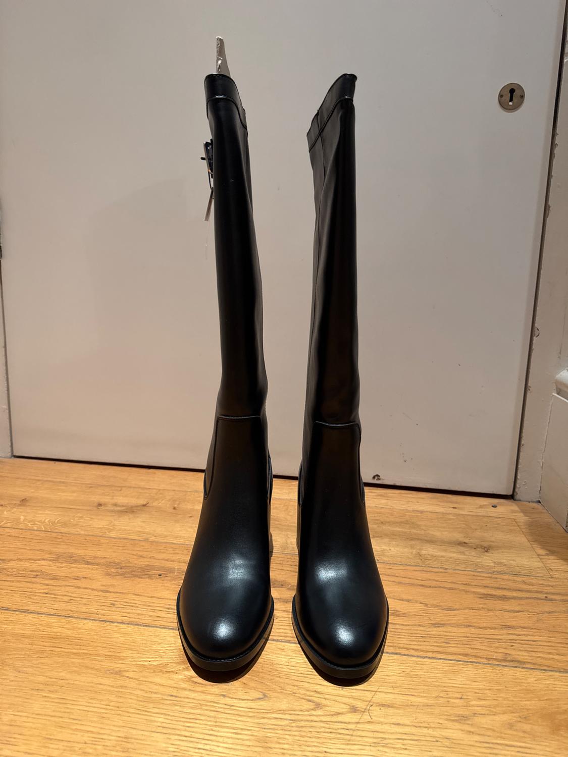 BUCKLE DETAIL HEEL BOOTS