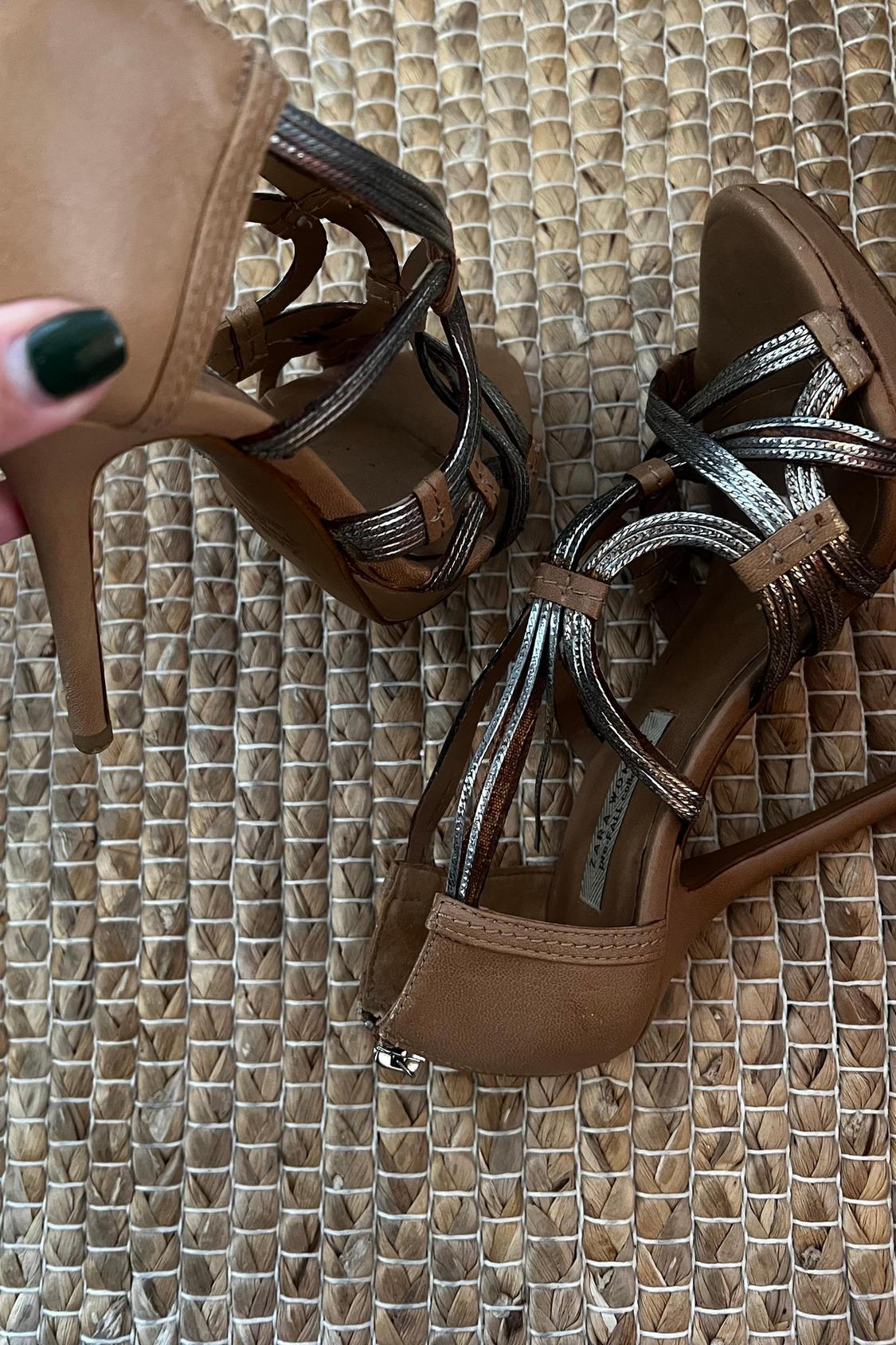 SANDALIAS CAMEL CARAMELO TACÓN PLATEADO - Image 3