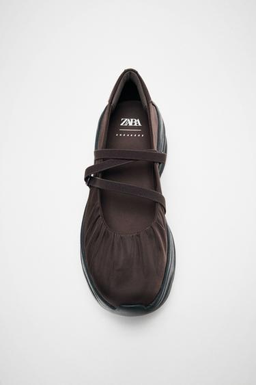 ギャザー入りサテンバレリーナシューズブラウンZaraのギャザー入りサテンバレリーナシューズ - ブラウン