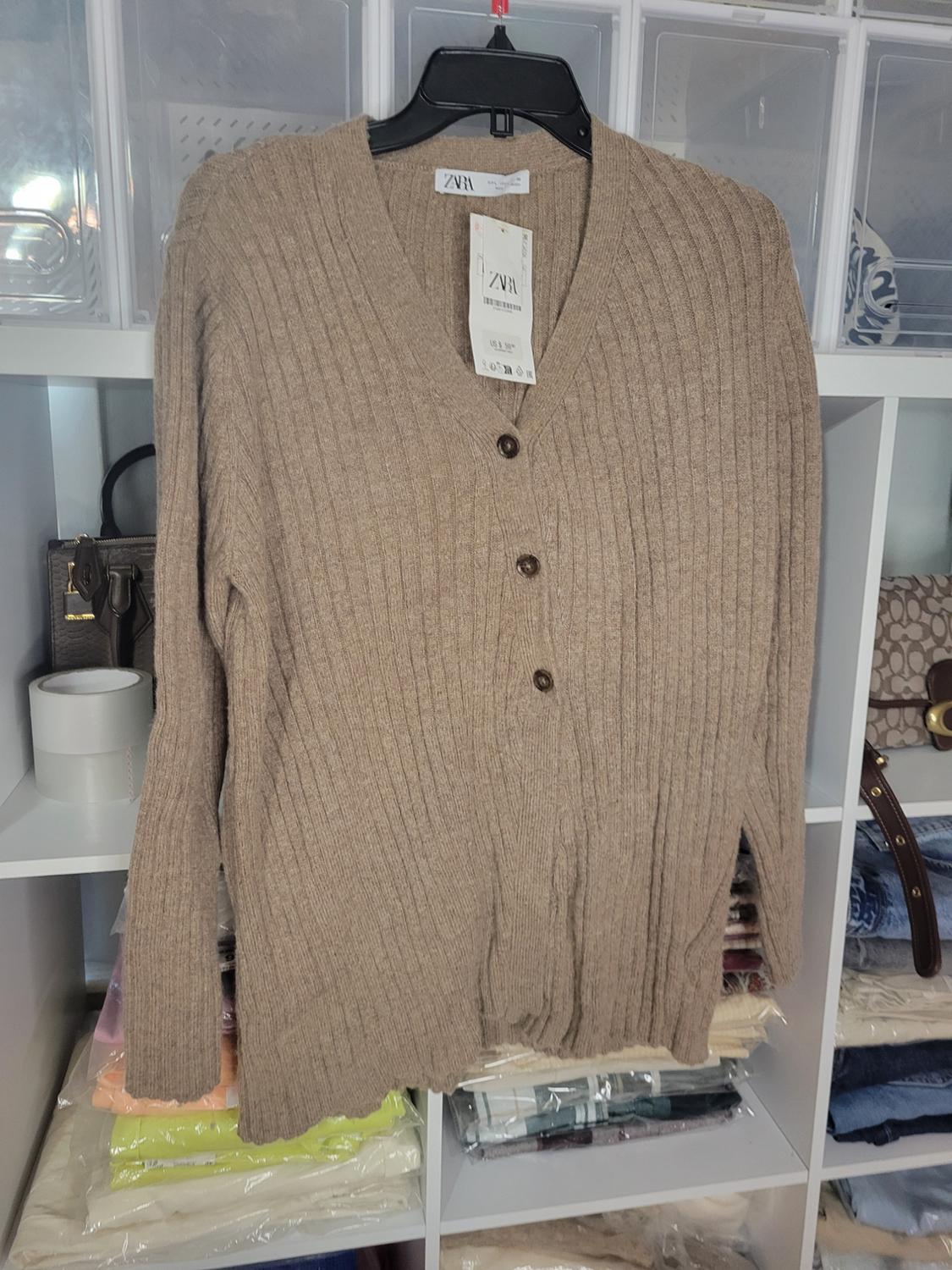 DIAGONAL PLACKET RIBBED KNIT CARDIGAN