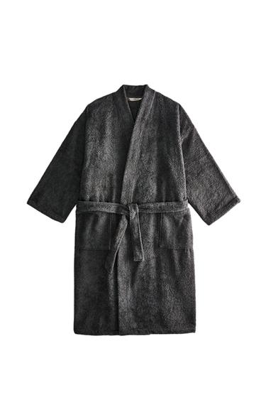 برنص قطن عالي الجودة (420 غxم²) - رمادي داكن الخاص بـ Zara