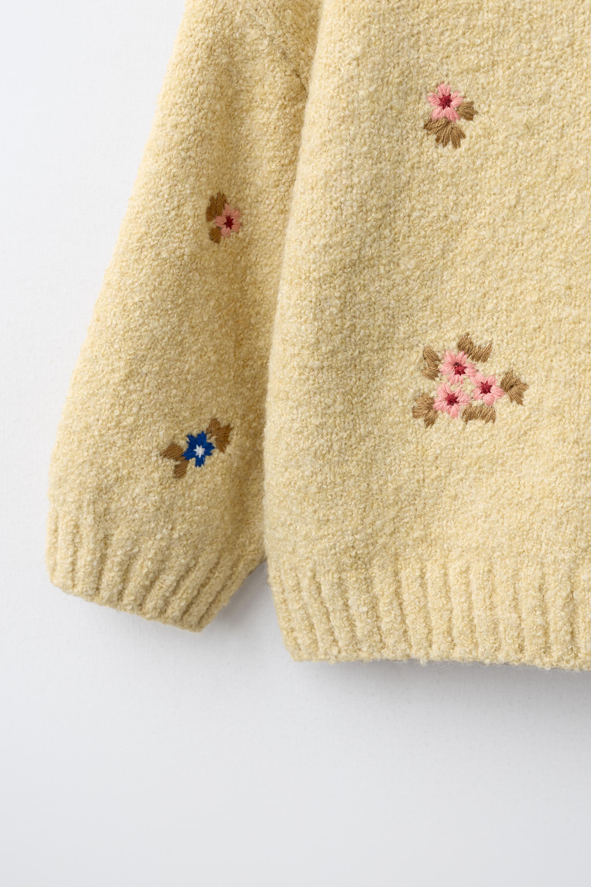 PULL EN MAILLE À FLEURS BRODÉES