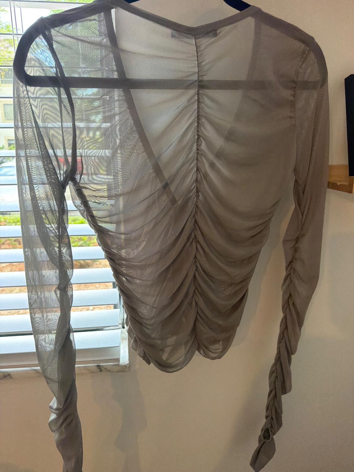 BLUSA CON MANGAS GRIS TRANSPARENTE - Image 5
