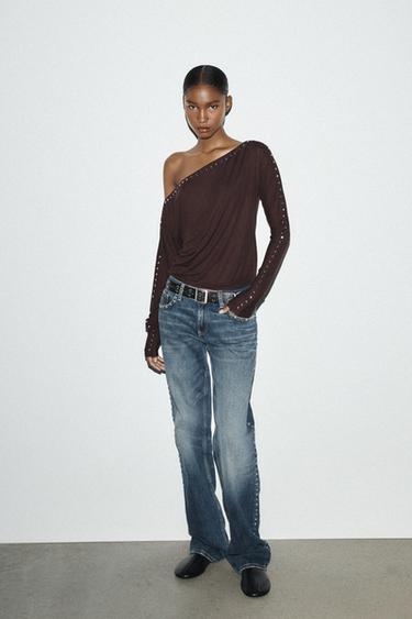 T-SHIRT À MANCHES CHAUVE-SOURIS AVEC CLOUS - Marron foncé de Zara