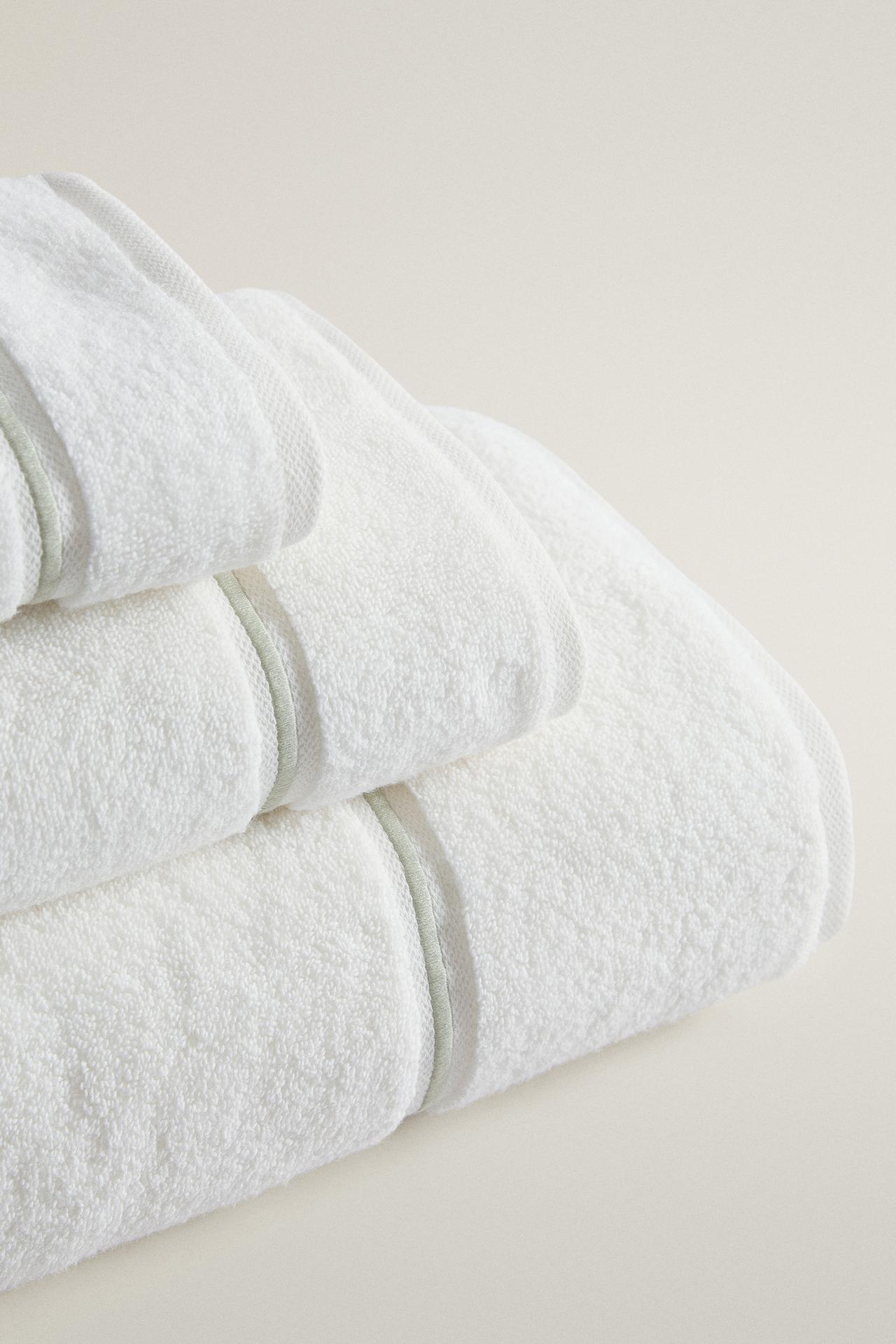 SCALLOPED BATH TOWEL — Light green