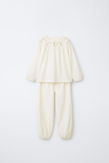 2-6 AÑOS/ PIJAMA FLORES BORDADAS - Crudo de Zara