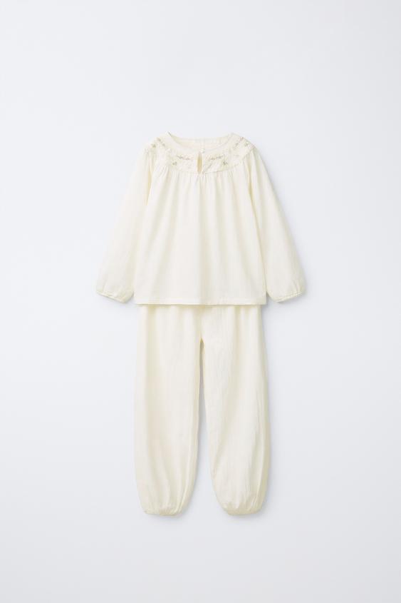 2-6 AÑOS/ PIJAMA FLORES BORDADAS - Crudo de Zara - Imagen 0