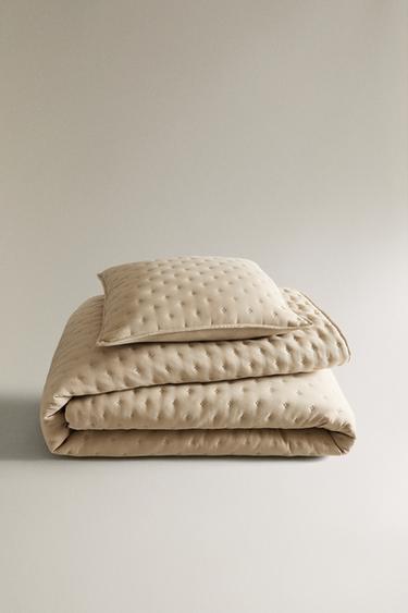 Gepolsterte Tagesdecke mit Punkten - Beige von Zara