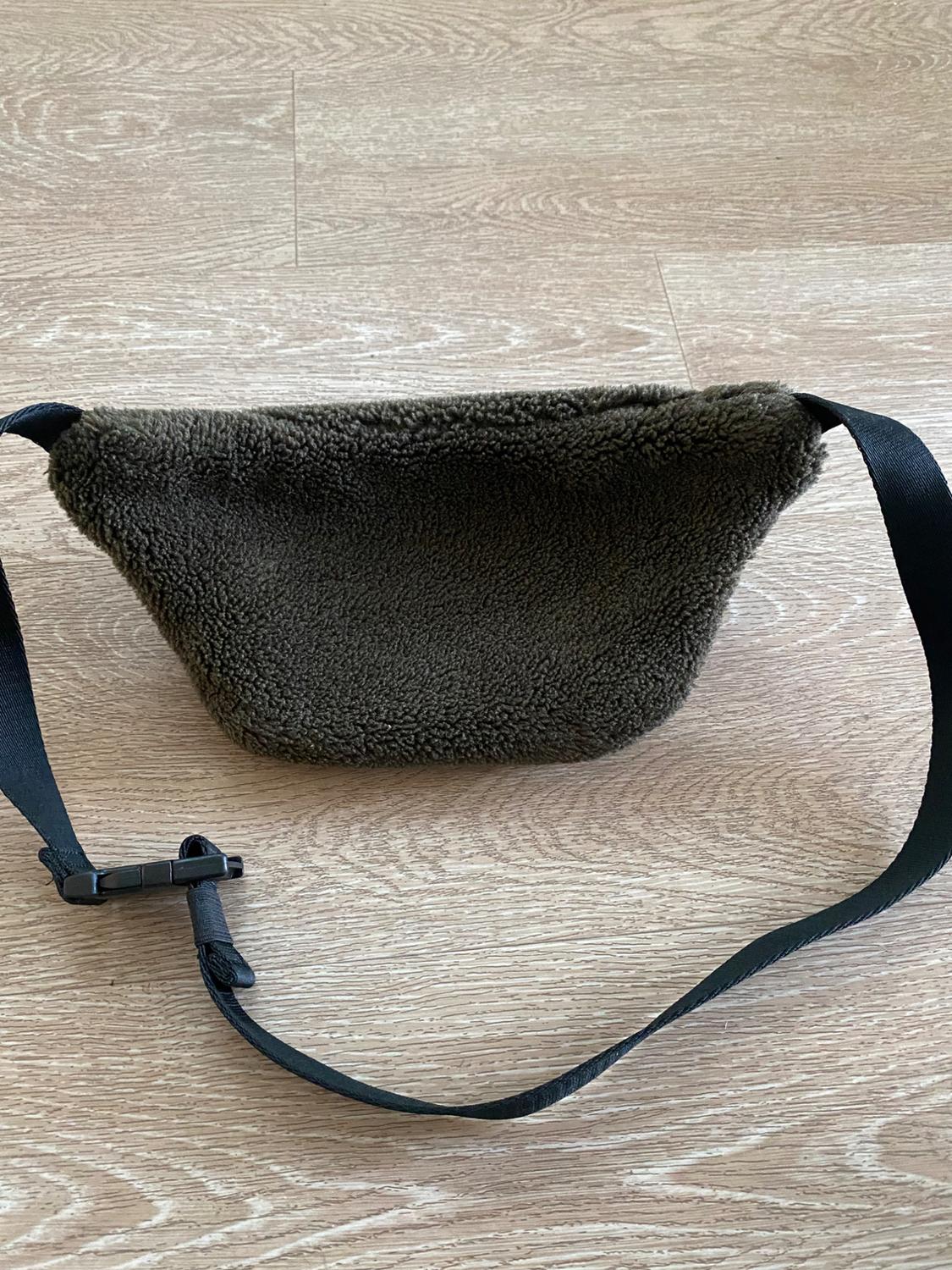 FAUX FLEECE BELT BAG - Image 5