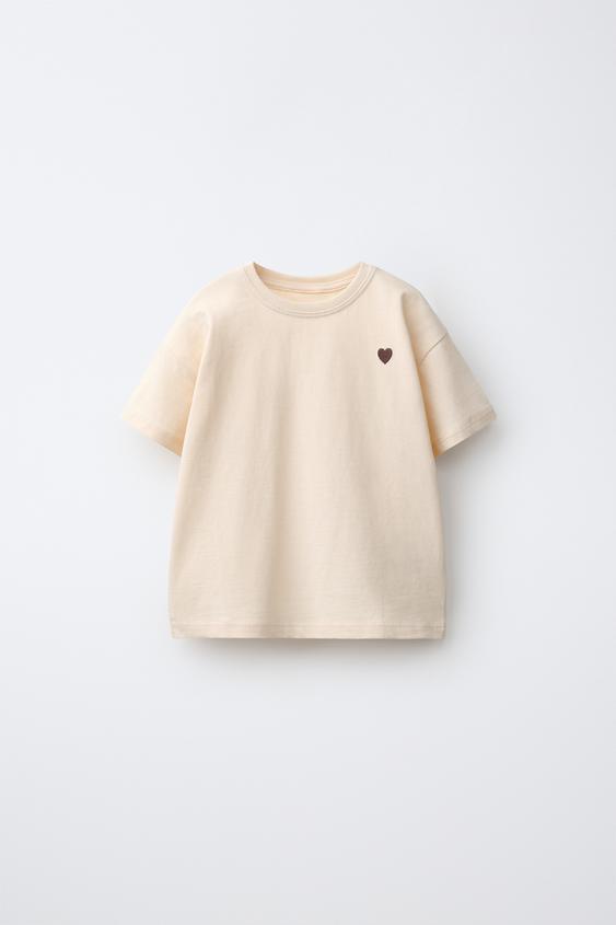 CAMISETA LISA CORAZÓN BORDADO - Vainilla de Zara - Imagen 0