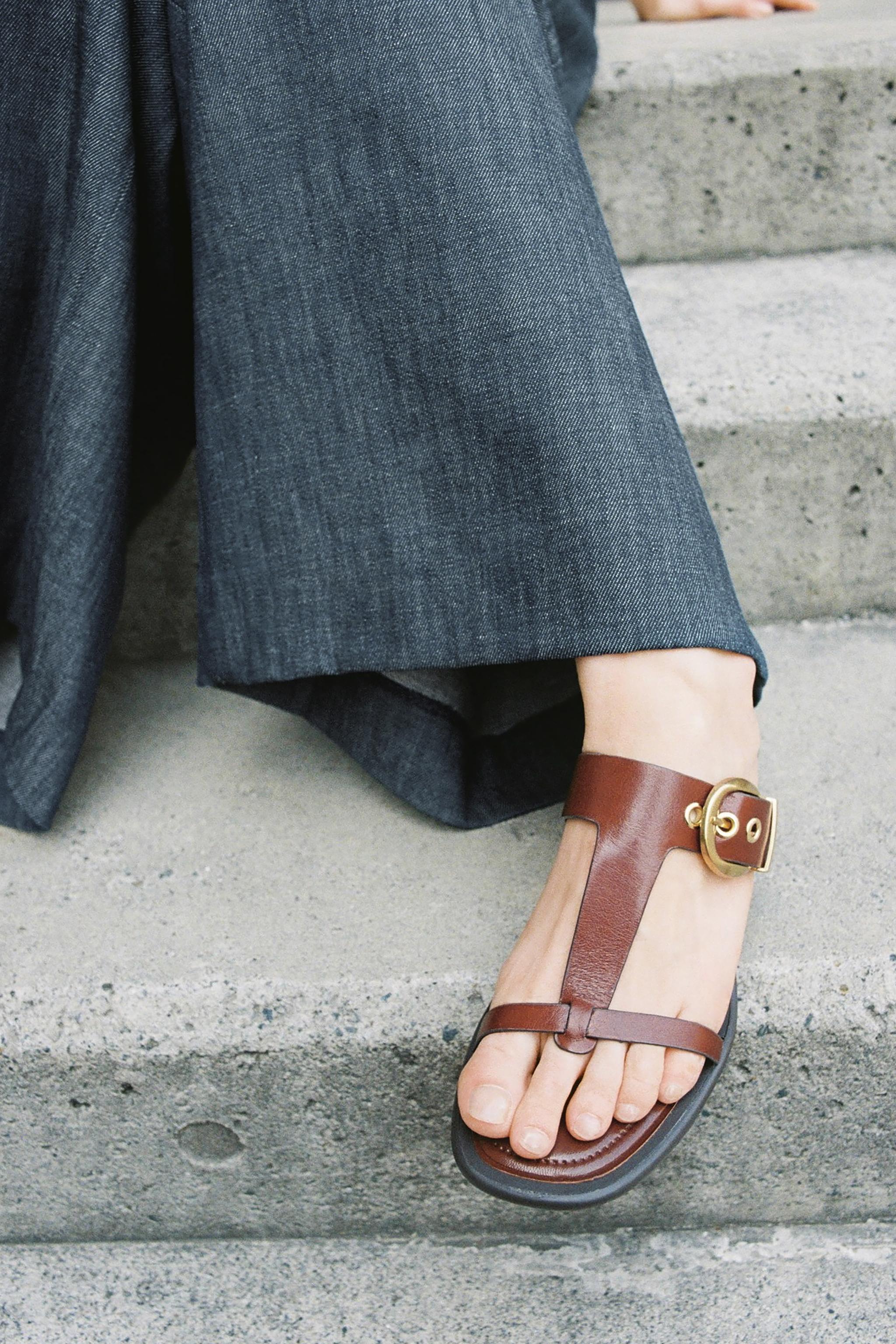 バックル付きレザーハイヒールサンダル - ブラウン | ZARA Japan