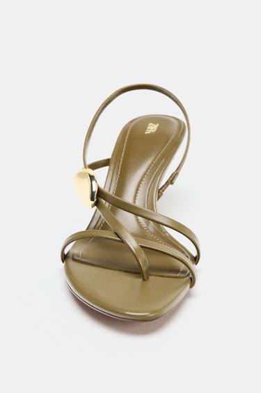 SANDALES À TALONS BRIDES ET PIÈCE MÉTALLIQUE - Vert kaki de Zara - Image 3