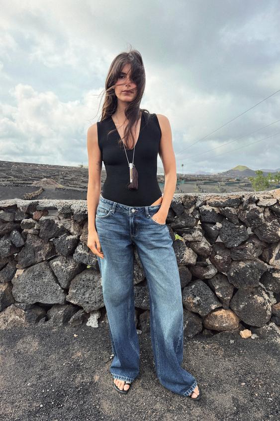 FITTED V-NECK BODYSUIT