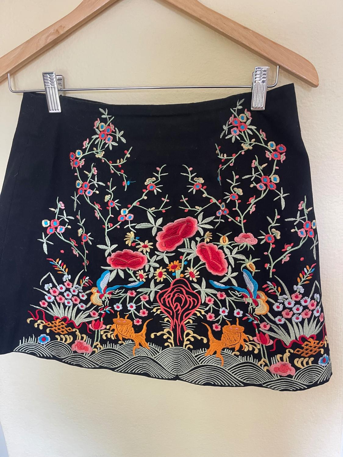 EMBROIDERED BLACK MINI SKIRT - Image 2