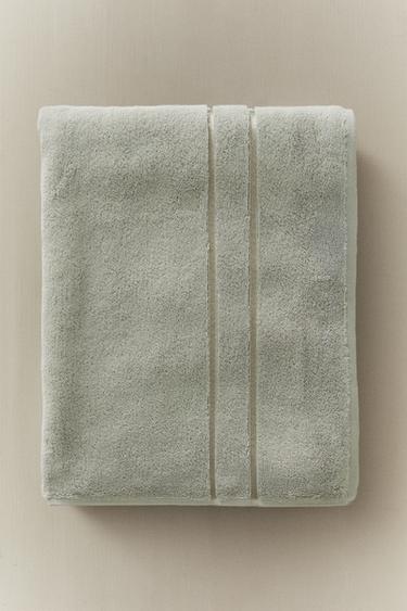 BATH TOWEL WITH LINED TRIM - Mid-green by Zara