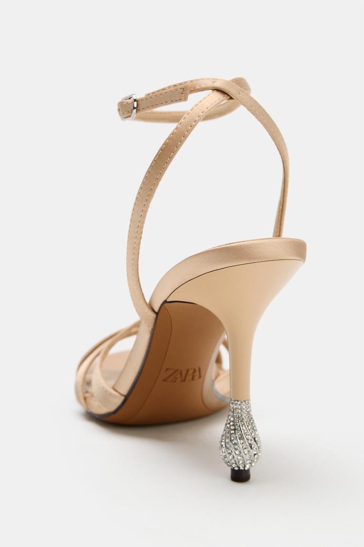 Sandalias de tacón con aplicaciones brillantes 8