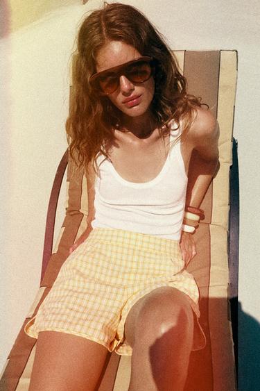 SHORT À CARREAUX - Jaune de Zara - Image 5