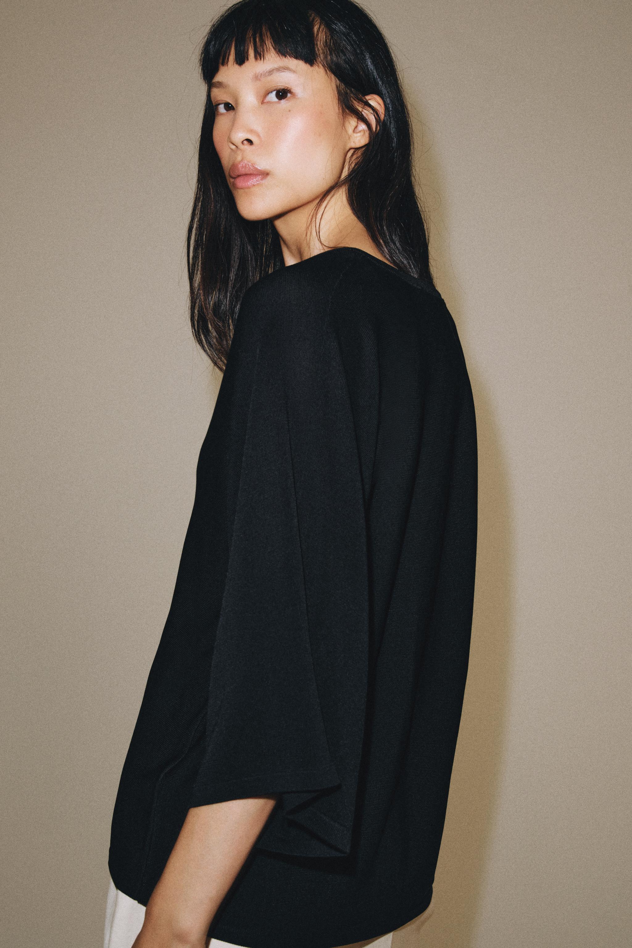 FLOWY V-NECK KNIT TOP