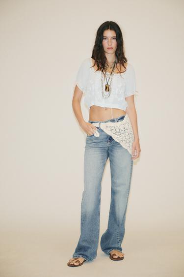 TOP قصير شاش بتطريزات - أزرق فاتح الخاص بـ Zara