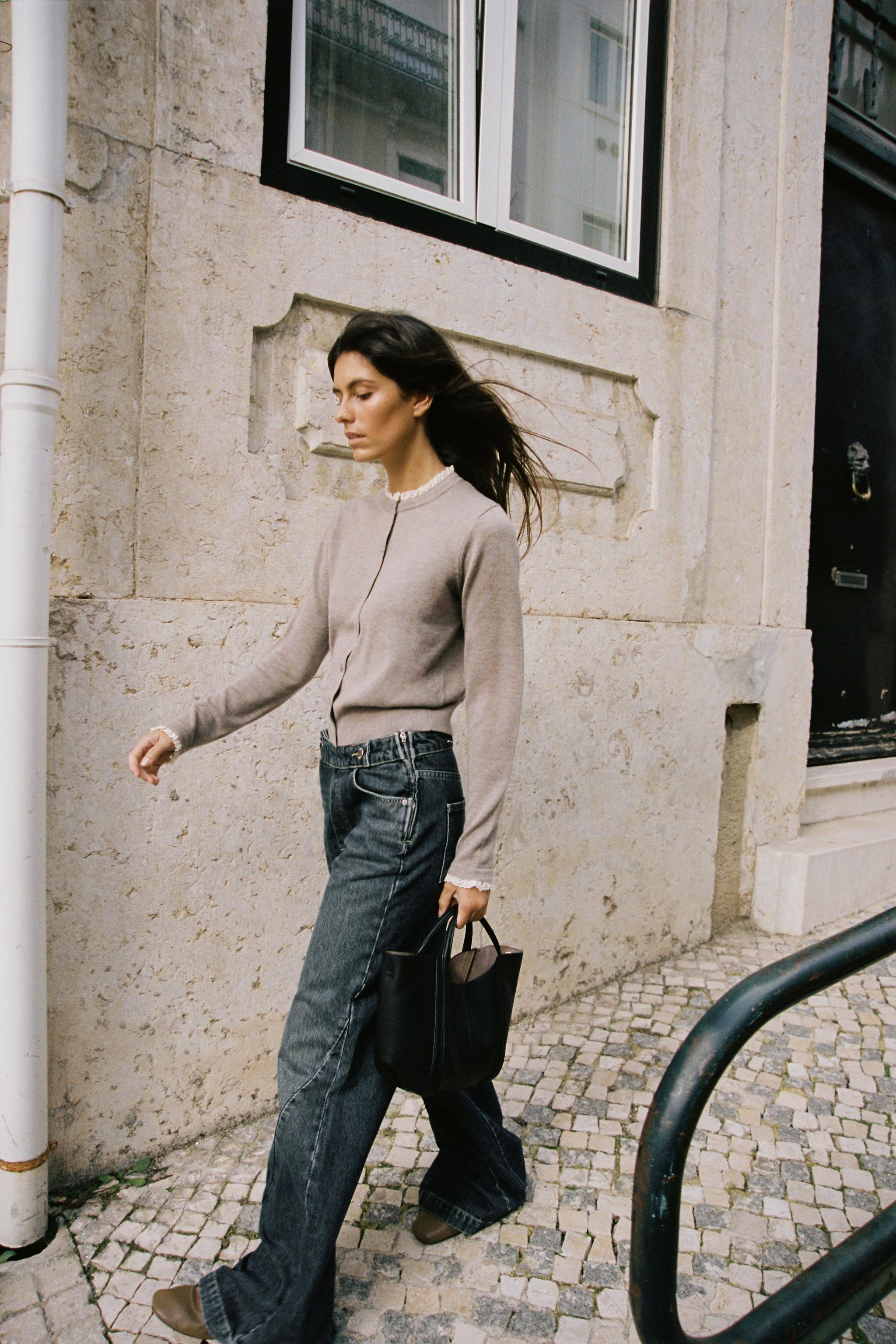 GILET EN MAILLE AVEC FINITIONS DENTELLE