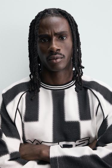 T-SHIRT EN JACQUARD À RAYURES STRUCTURÉ - Blanc / Noir de Zara - Image 4