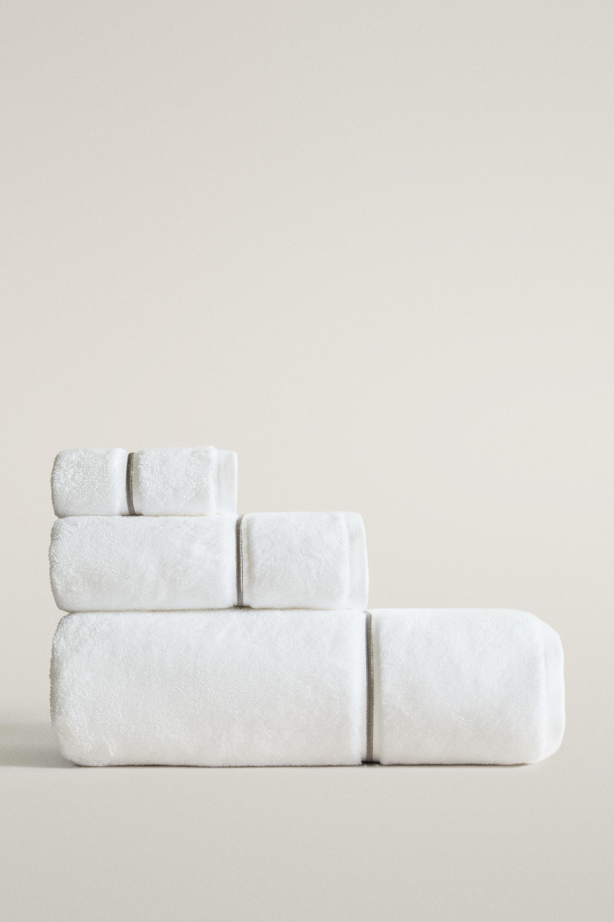 SCALLOPED EMBROIDERED BATH TOWEL