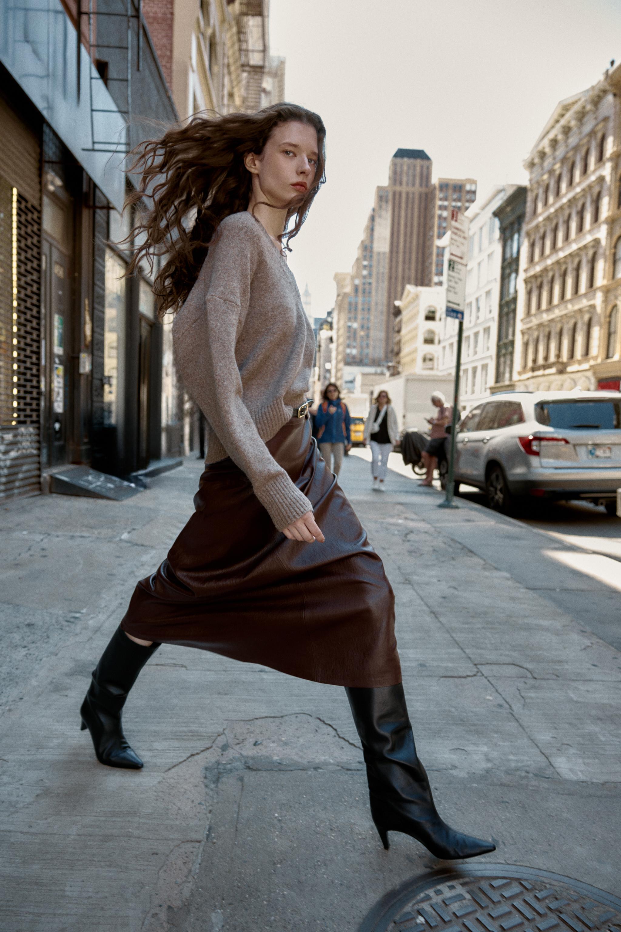 ベルト付きフェイクレザーミディスカート - バーガンディ | ZARA