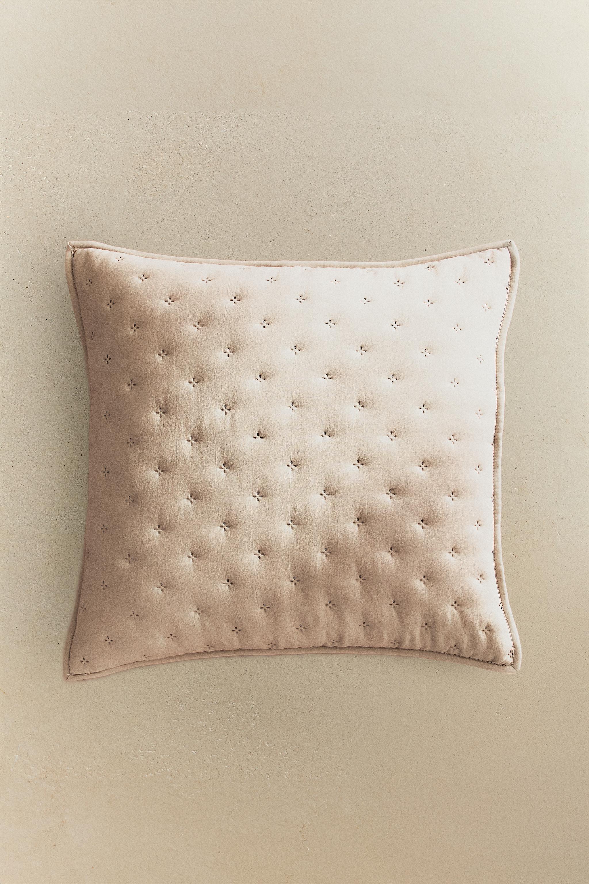 QUILT CUSHION COVER WITH QUILTED DOTS