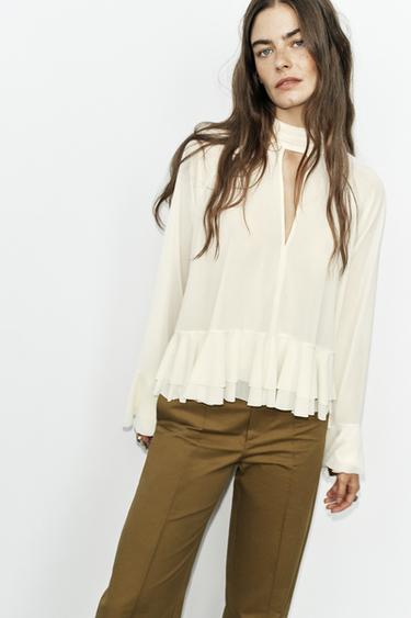 توب بياقة عالية وكشكش - خَام الخاص بـ Zara