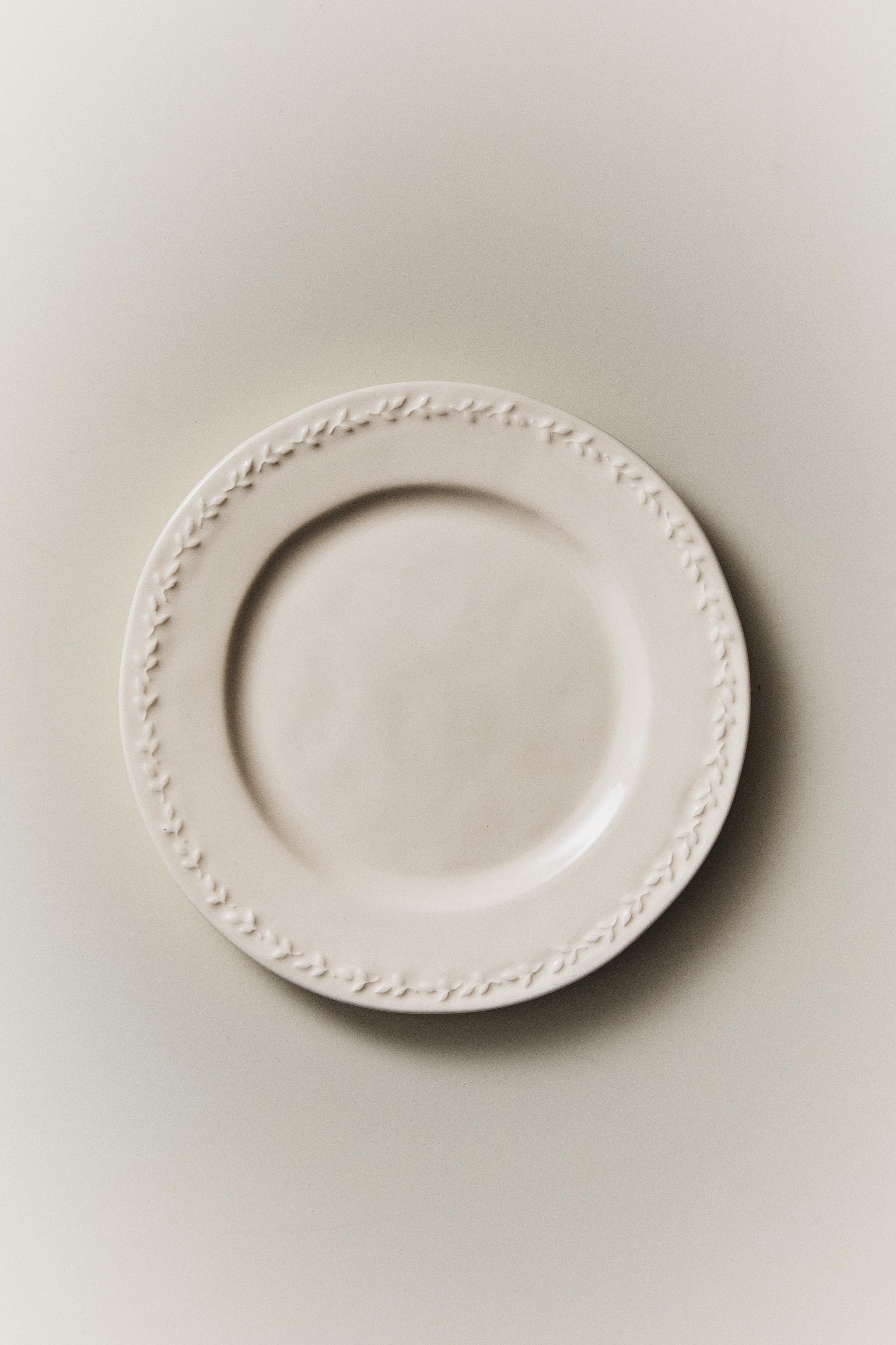 EARTHENWARE DESSERT PLATE WITH RAISED BORDER