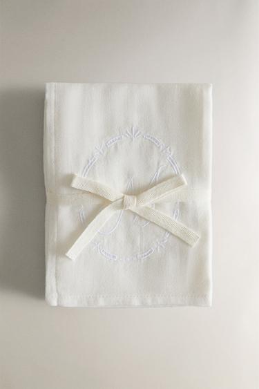 LOT LANGES EN MOUSSELINE ENFANT BRODERIE LETTRE (LOT DE 2) - 864 de Zara - Image 0