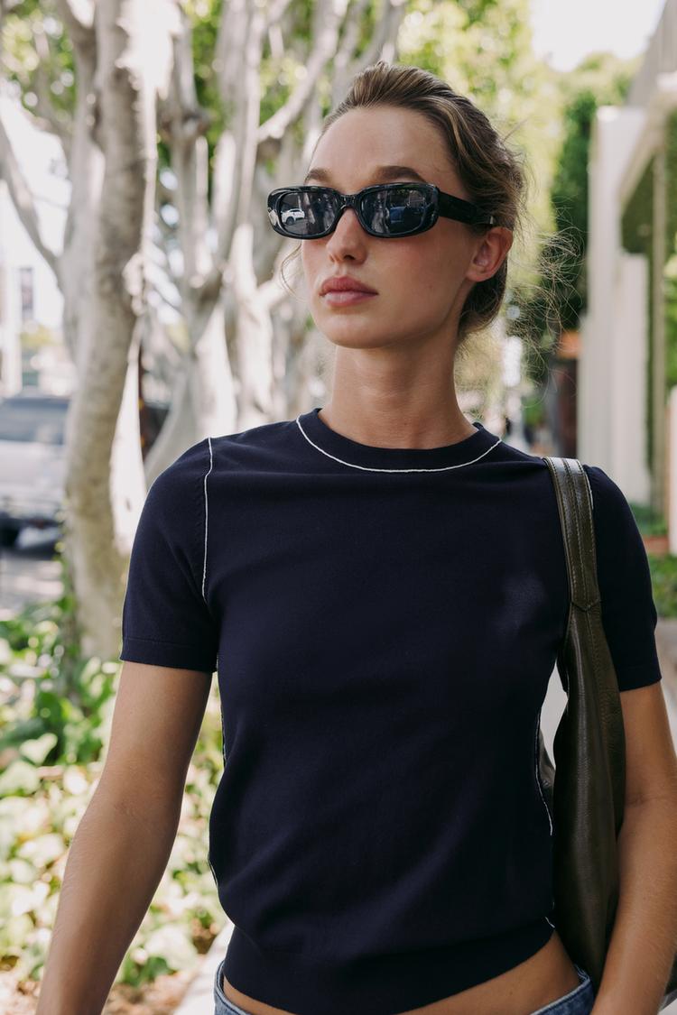 TRICOT TOP MET BIESJES EN KORTE MOUWEN