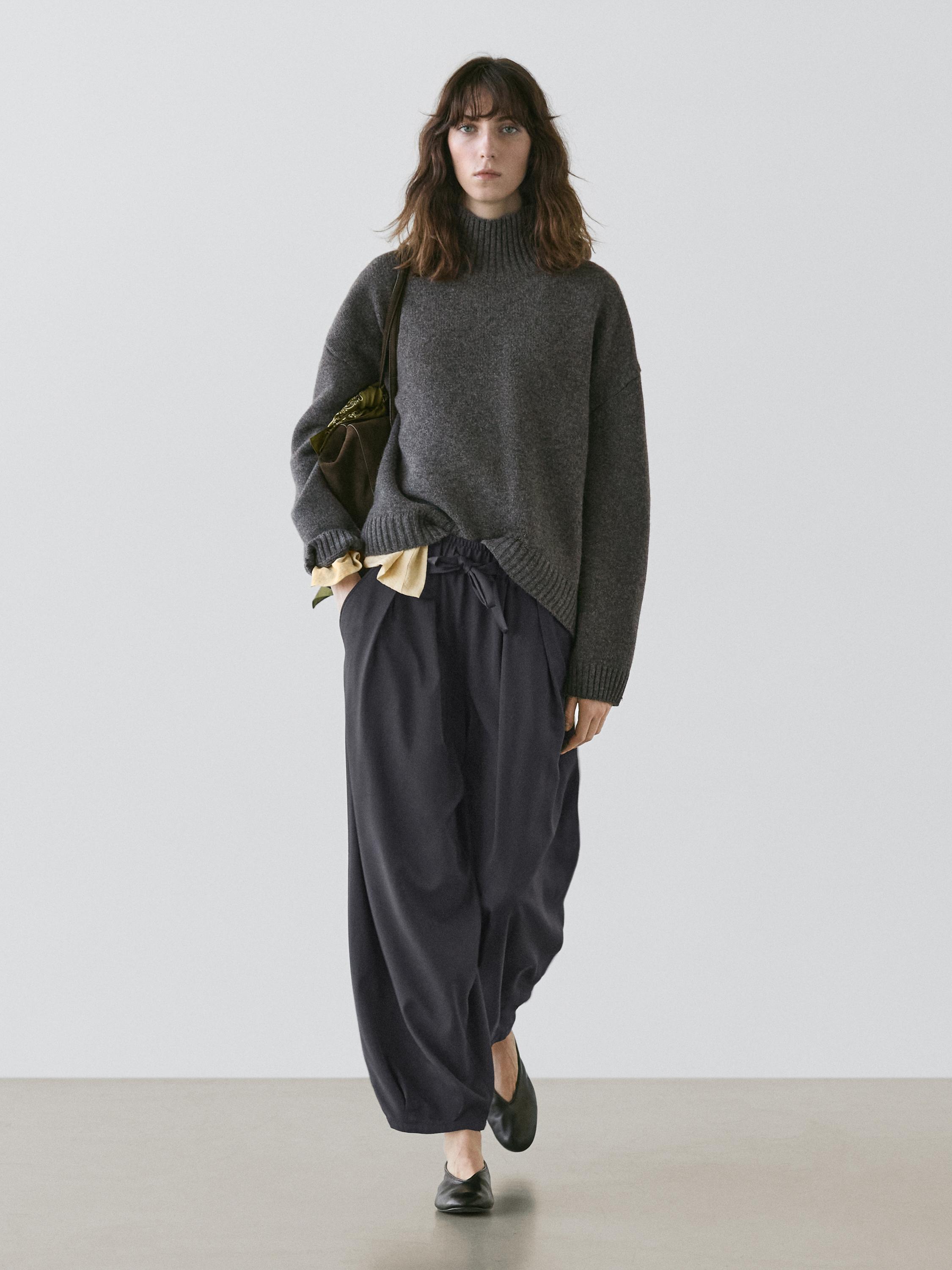 Voluminous wide-leg pleated trousers