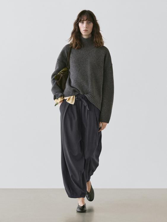 Voluminous wide-leg pleated trousers