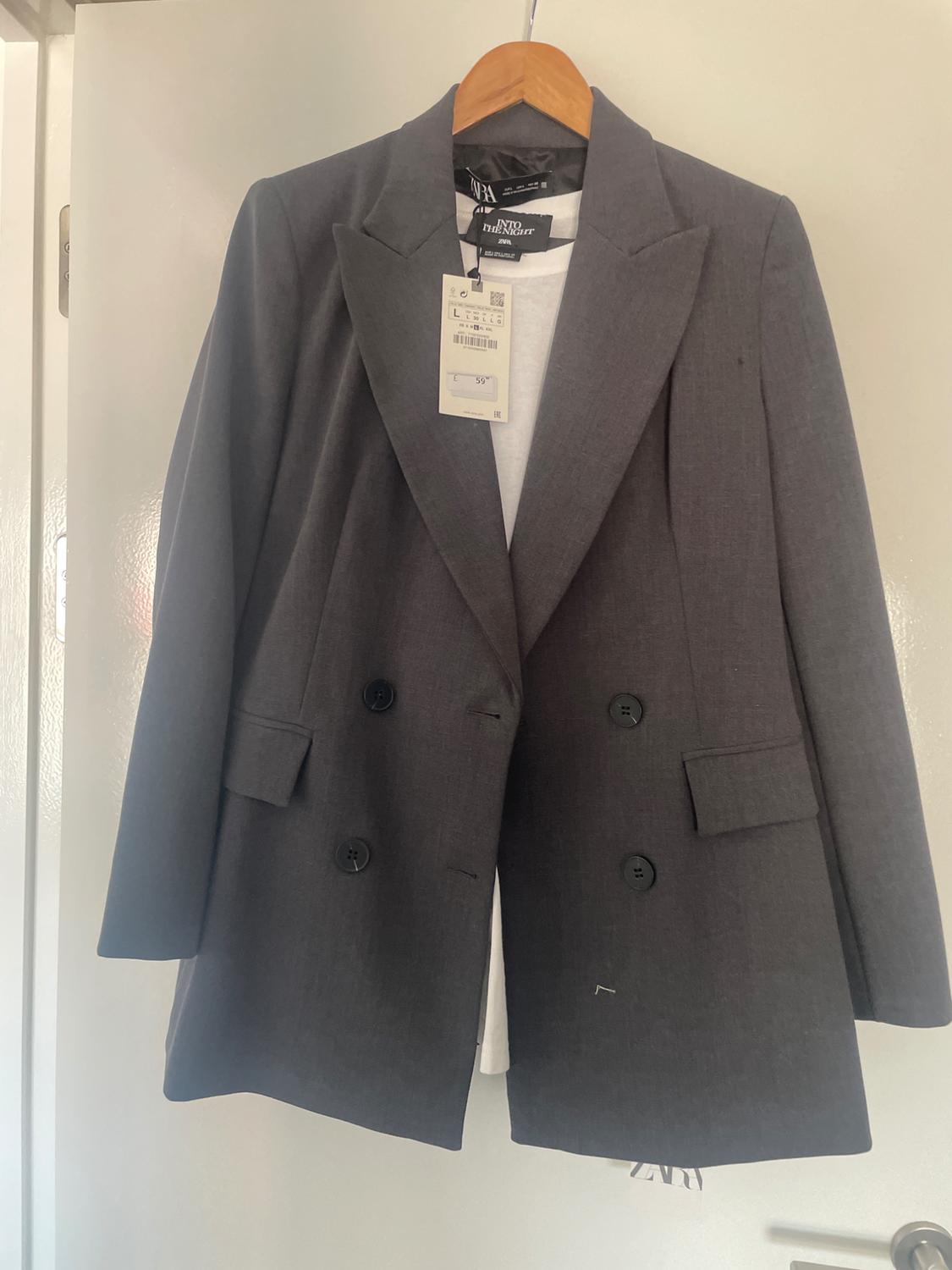 DOUBLE-BREASTED BLAZER